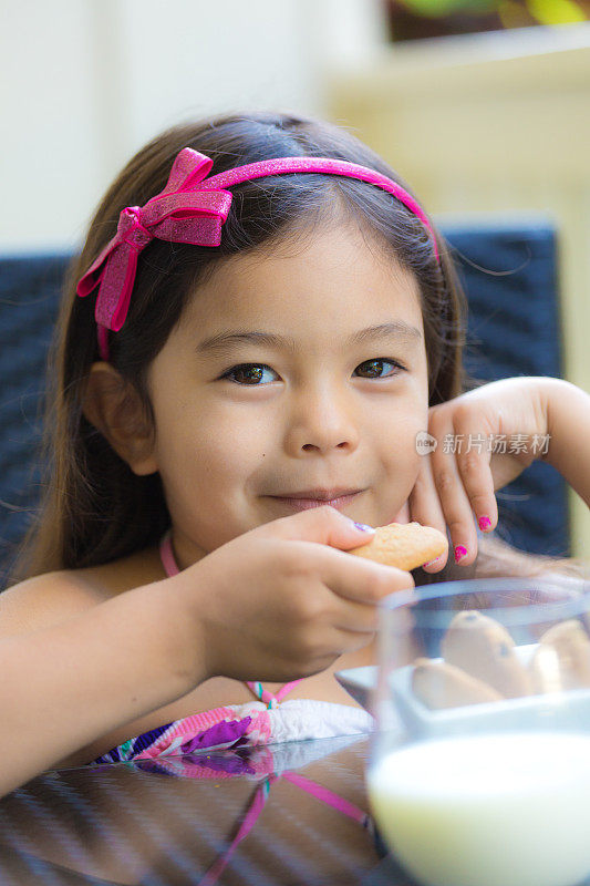 小女孩夏威夷波利尼西亚孩子与饼干和牛奶