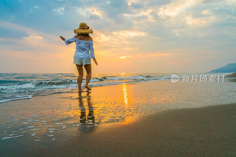 女人正奔向大海