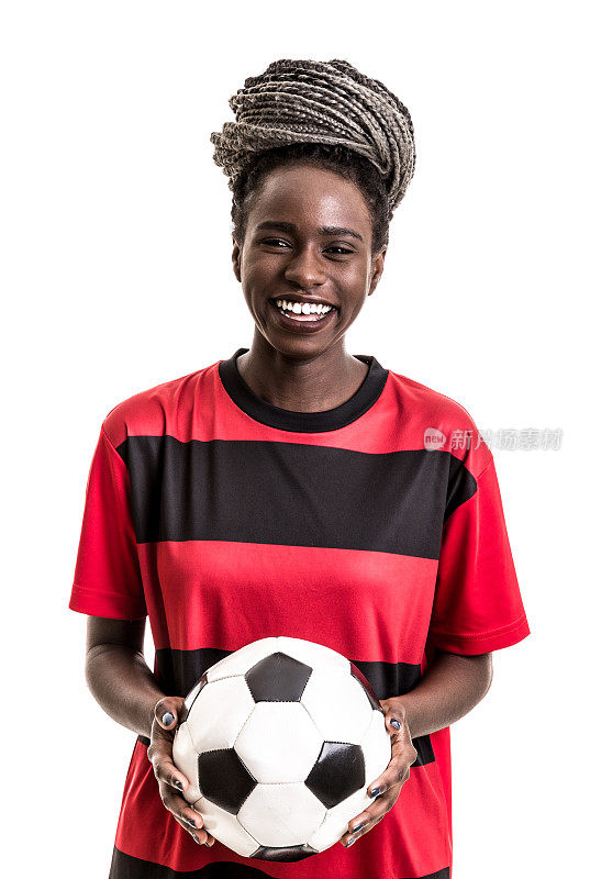 足球非洲年轻女子庆祝红色和黑色的制服孤立在白色的背景