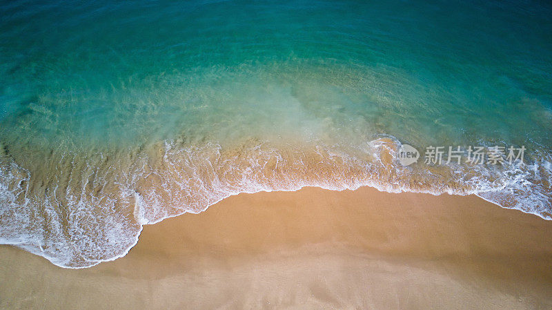 海滩上的波浪