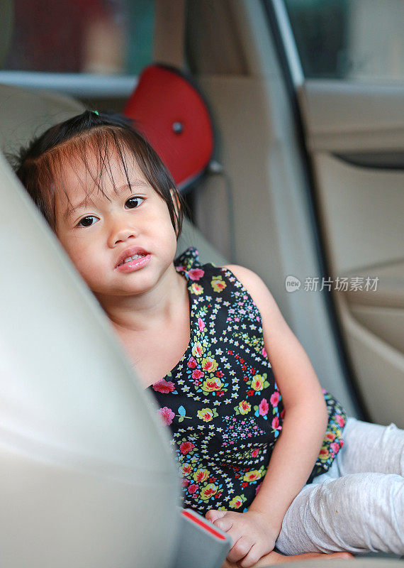 亚洲儿童在汽车安全带。