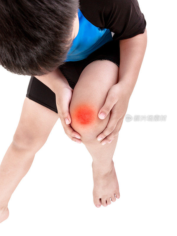 运动伤害。亚洲儿童自行车手膝盖受伤。孤立在白色的。