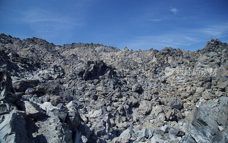 大黑曜石流-在俄勒冈州中部的纽伯里火山口宝琳娜湖附近的黑曜石