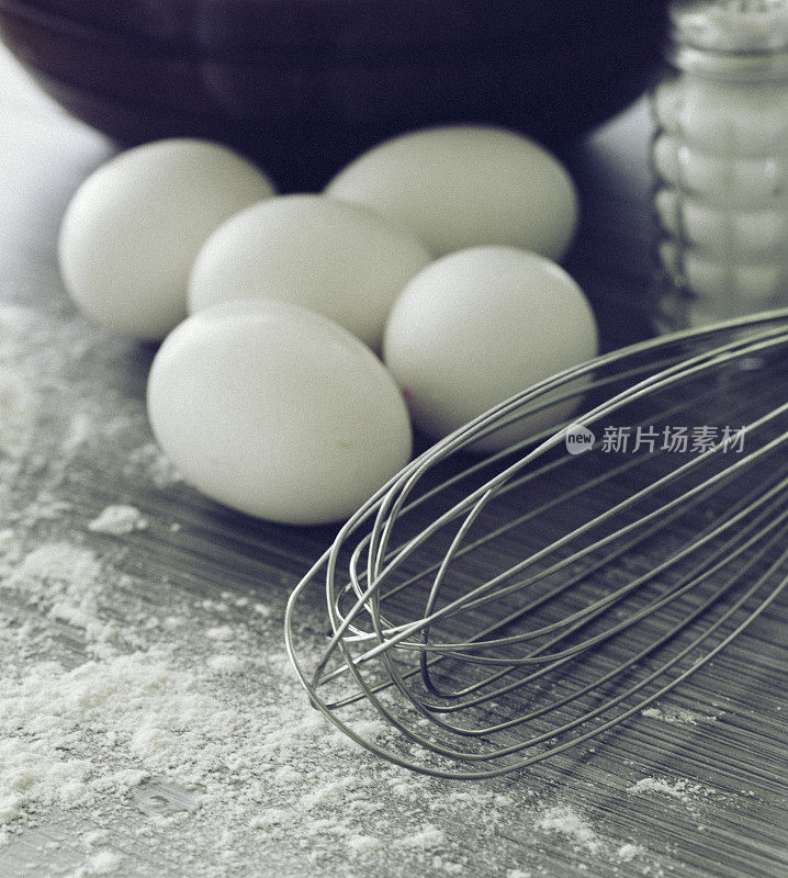 许多食谱的基本原料的特写镜头，如鸡蛋，面粉和盐。