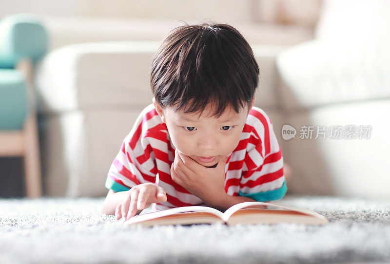 小男孩在读一本书