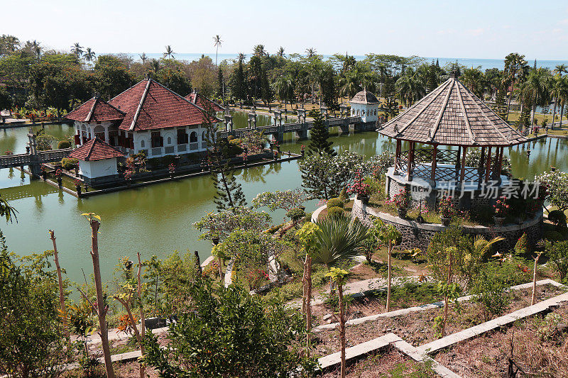 印度尼西亚巴厘岛的花园水榭。暑假有晴朗的蓝天。