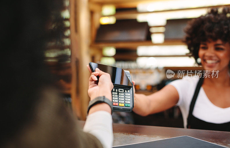 客户使用智能手机支付账单