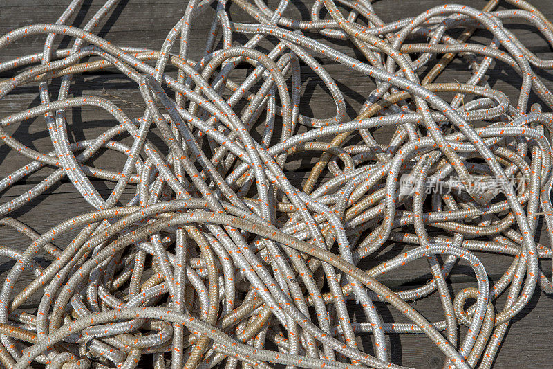 在土耳其伊兹米特萨卡雅附近的萨潘卡湖，缠结的挂绳堆在木制平台甲板上