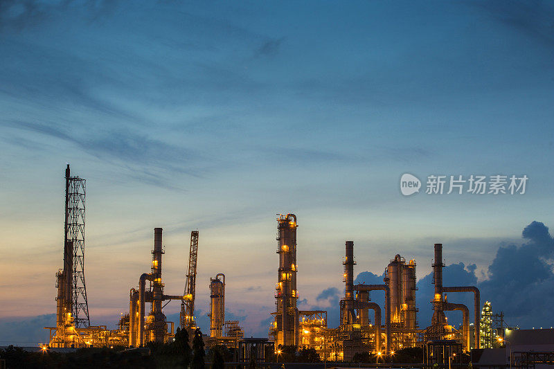 社区附近的大型炼油厂随着傍晚的晨光，或晨光渐暗。