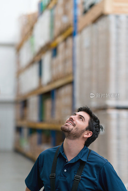 一个在仓库工作的深思熟虑的男人的肖像