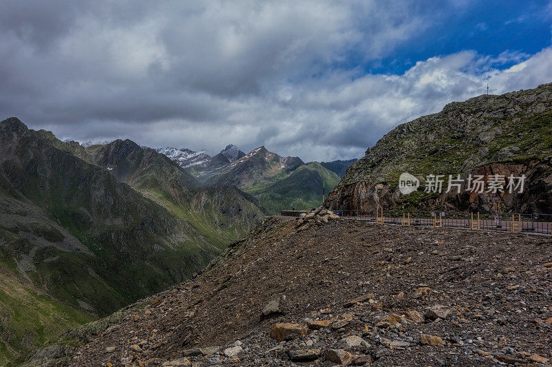 高原雪山道路