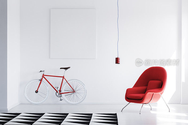 白色的房间和红色的自行车