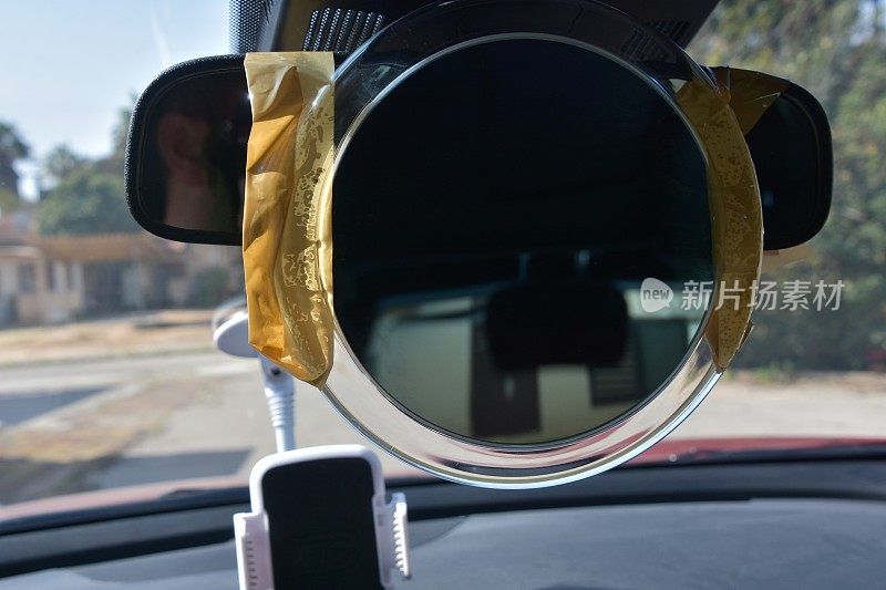 有趣的即兴创作，把镜子贴在一辆车的侧视镜上