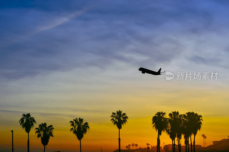 飞机在加州海岸起飞