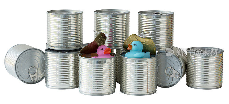 两罐开着的锡罐堆在一起，一只粉红色的和一只蓝色的橡皮鸭望着外面。