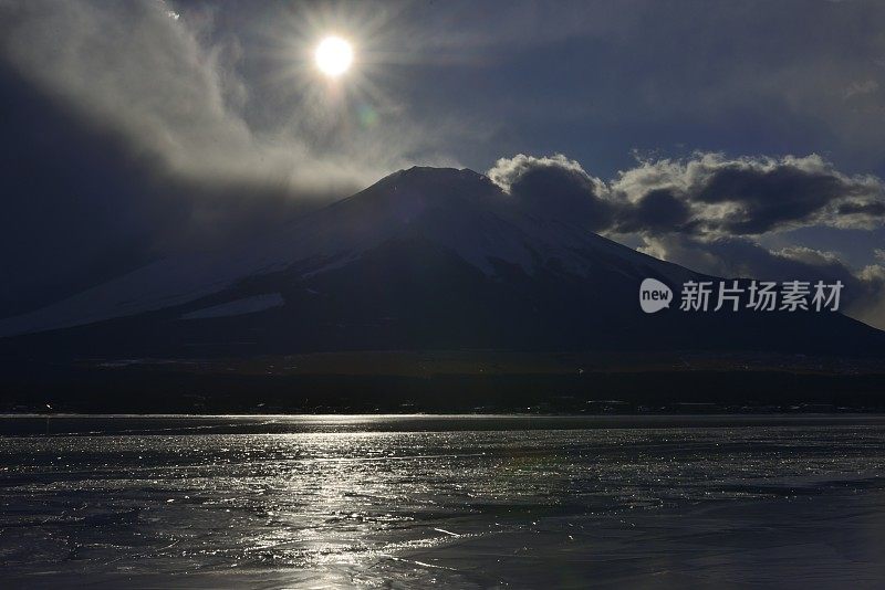 富士山钻石:日落在富士山，山中湖