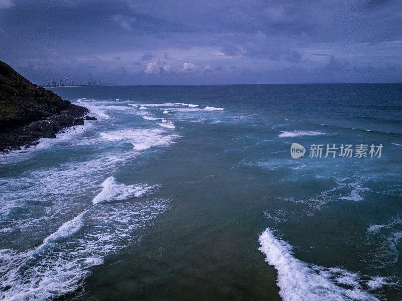 沿海岸的海浪鸟瞰图