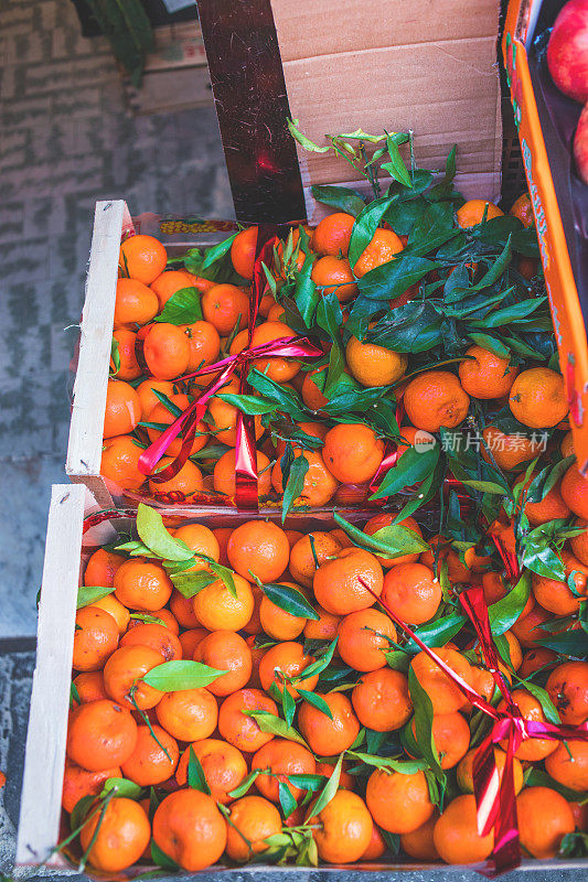 柑橘类。在农贸市场展出的一盒新鲜有机橘子。成熟的橘子。收获的概念。顶视图,n