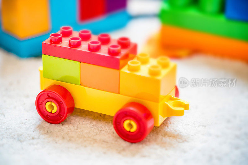 用积木制成的塑料玩具车