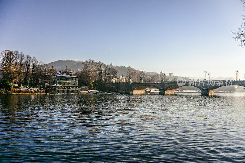 意大利都灵的波河和大马德雷教堂的桥