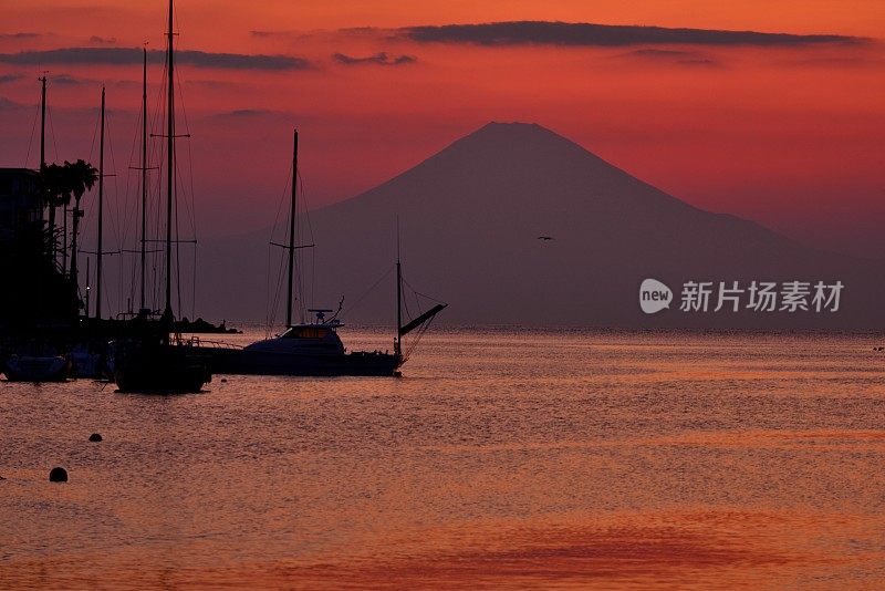 日落后的富士山，摄于三浦半岛的莫若矶湾