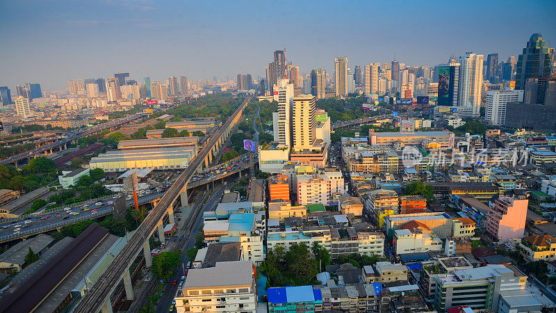 黄昏俯瞰高层建筑的城市商业区全景(泰国曼谷)