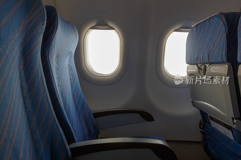 飞机窗口和空座位