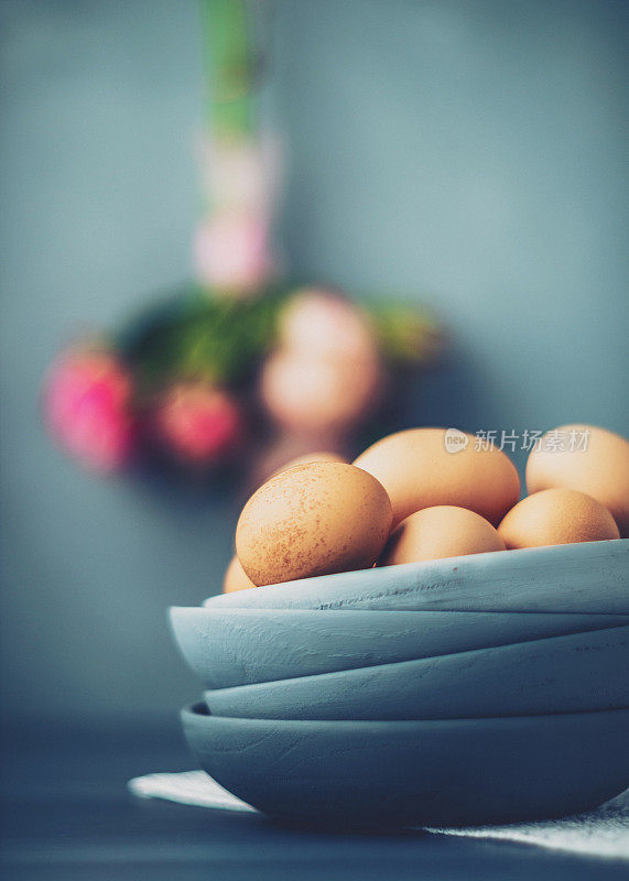 一堆灰色的碗里放着有机散养鸡蛋