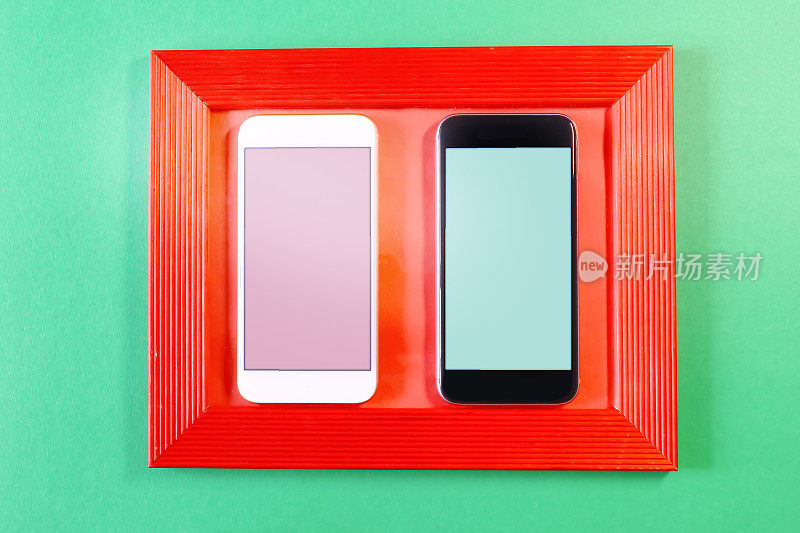 黑白智能手机，红色边框，彩色背景
