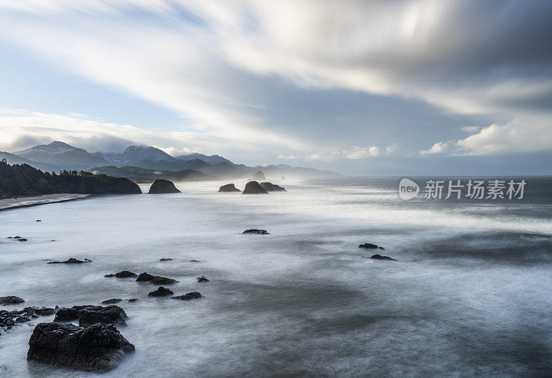 水冲刷岩石的风景