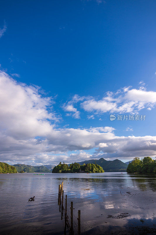 人们在英国Keswick附近的Derwentwater湖上划船