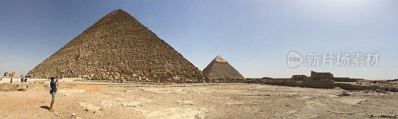 成年游客捕捉金字塔的图像