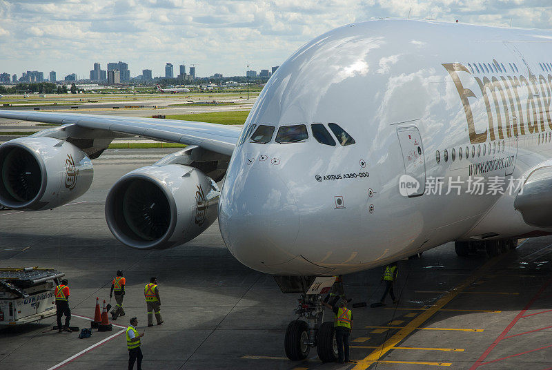 阿联酋航空公司的空客A380在多伦多国际机场
