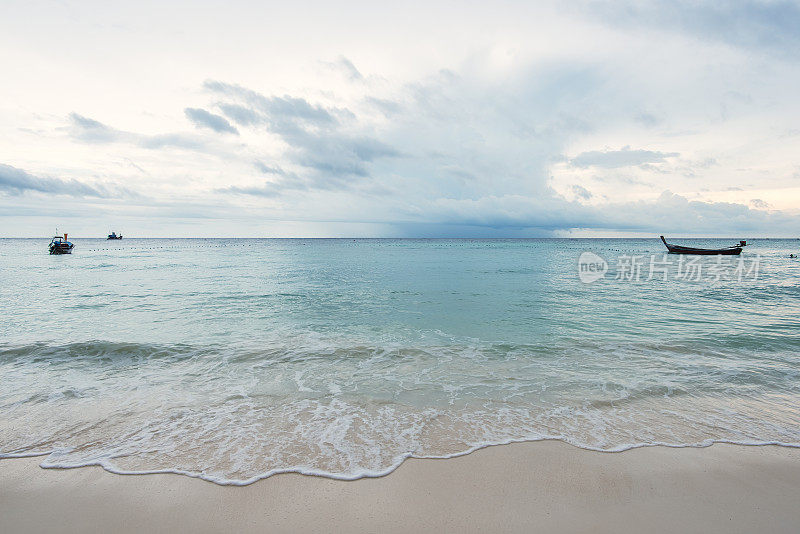 沙滩和暴风雨云的观点