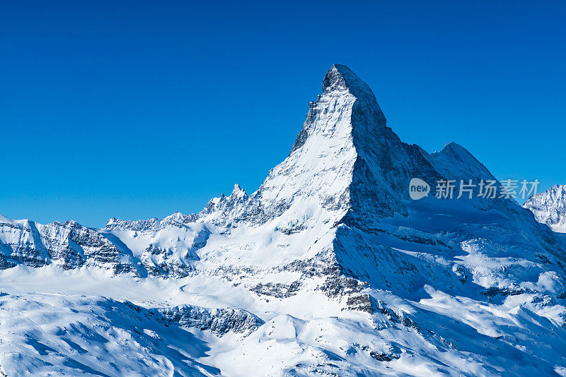 世界著名的马特峰位于瑞士泽马特镇上空，冬季