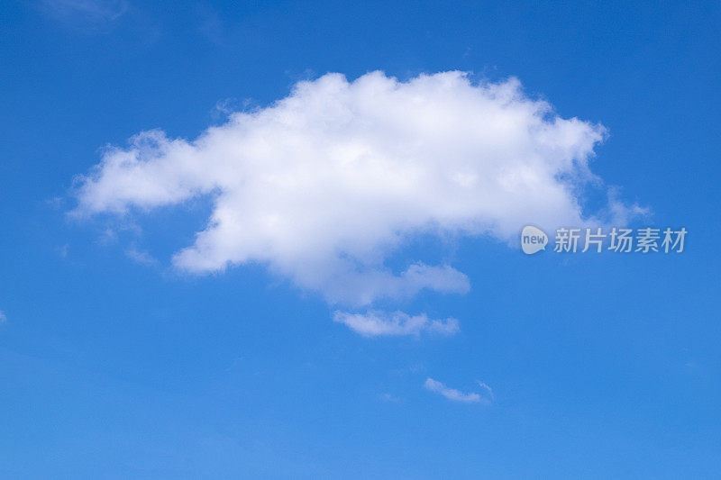 蓝天背景下的一朵美丽的云