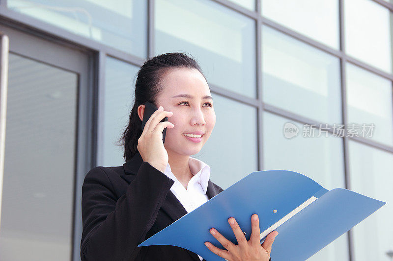 亚洲女商人在电话里