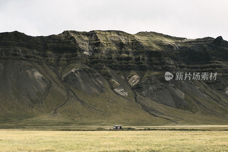 冰岛山附近小屋的风景