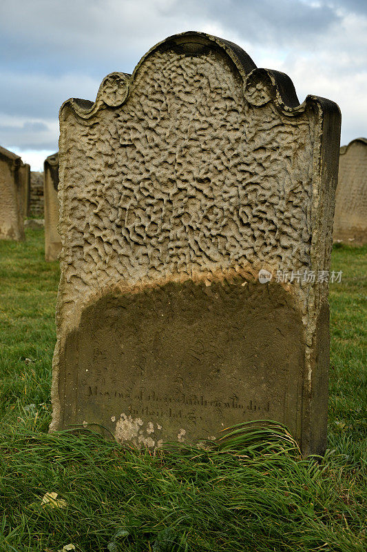 英国惠特比风化严重的墓碑。