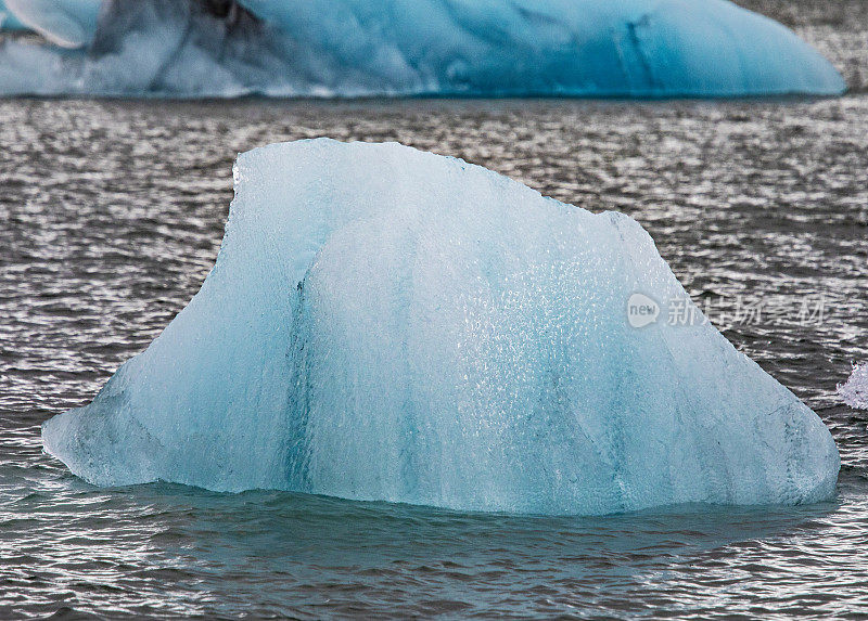 冰岛的Jokulsarlon礁湖冰山