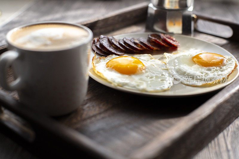 早餐:煎蛋和辣香肠
