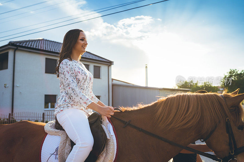 骑着马的年轻女子