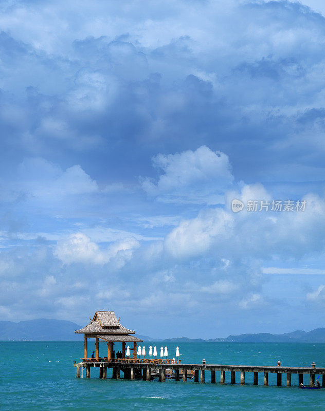 美丽的热带海景，木栈桥，普吉岛多云的天空