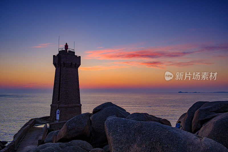 日落时分，法国布列塔尼粉红色花岗岩海岸的Ploumanach灯塔