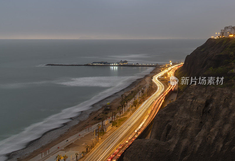 利马高速公路在海岸线上