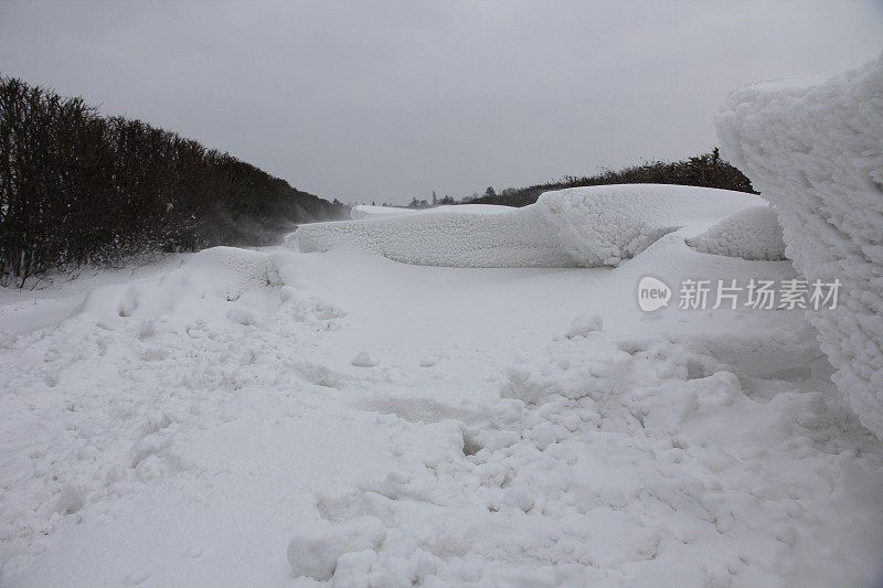 厚厚的积雪堵塞了道路