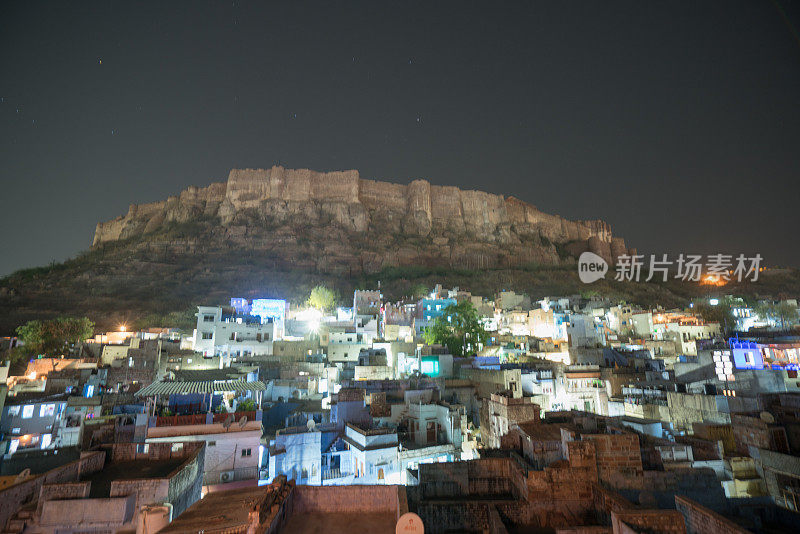 夜间摄影——焦特布尔市或“蓝色城市”和从屋顶上看日出的Meherangarh堡垒，印度