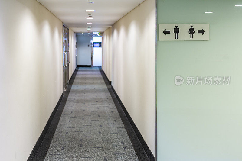 有男女厕所标志的办公室走廊