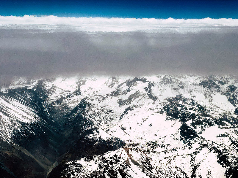 从飞机窗口看安第斯山脉。