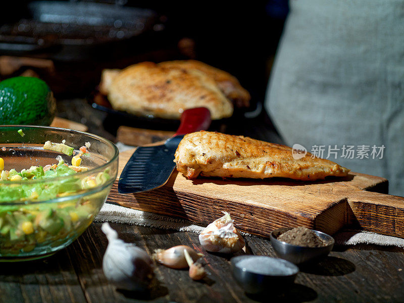 准备牛油果鸡肉卷